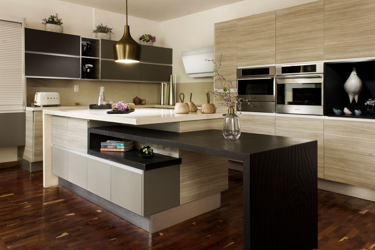 Cucina moderna in legno chiaro con isola centrale