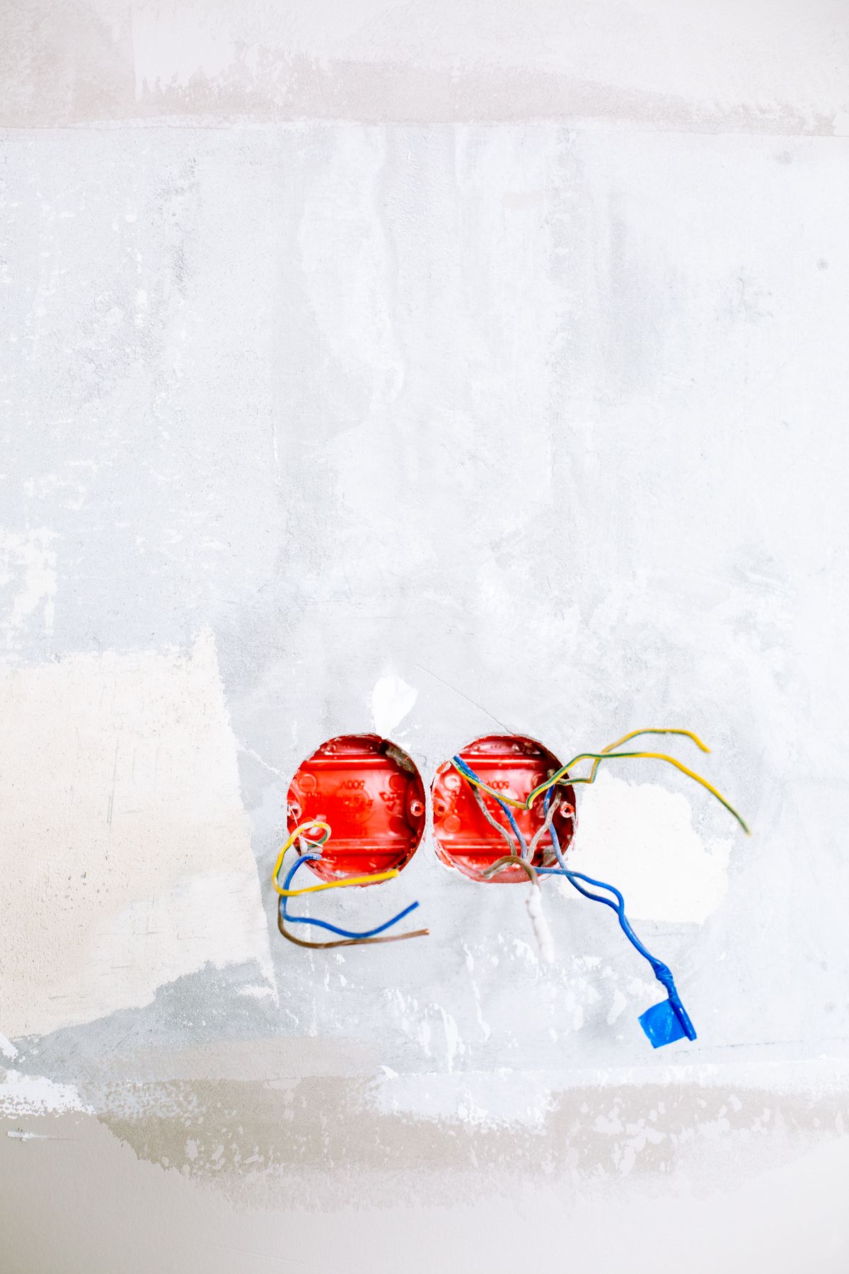 Scatole elettriche a muro durante il rifacimento dell'impianto
