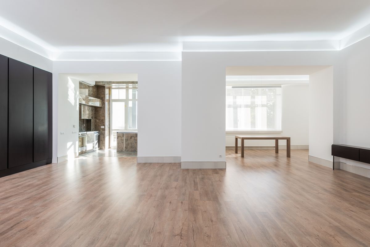 Ambiente con pavimento in laminato chiaro