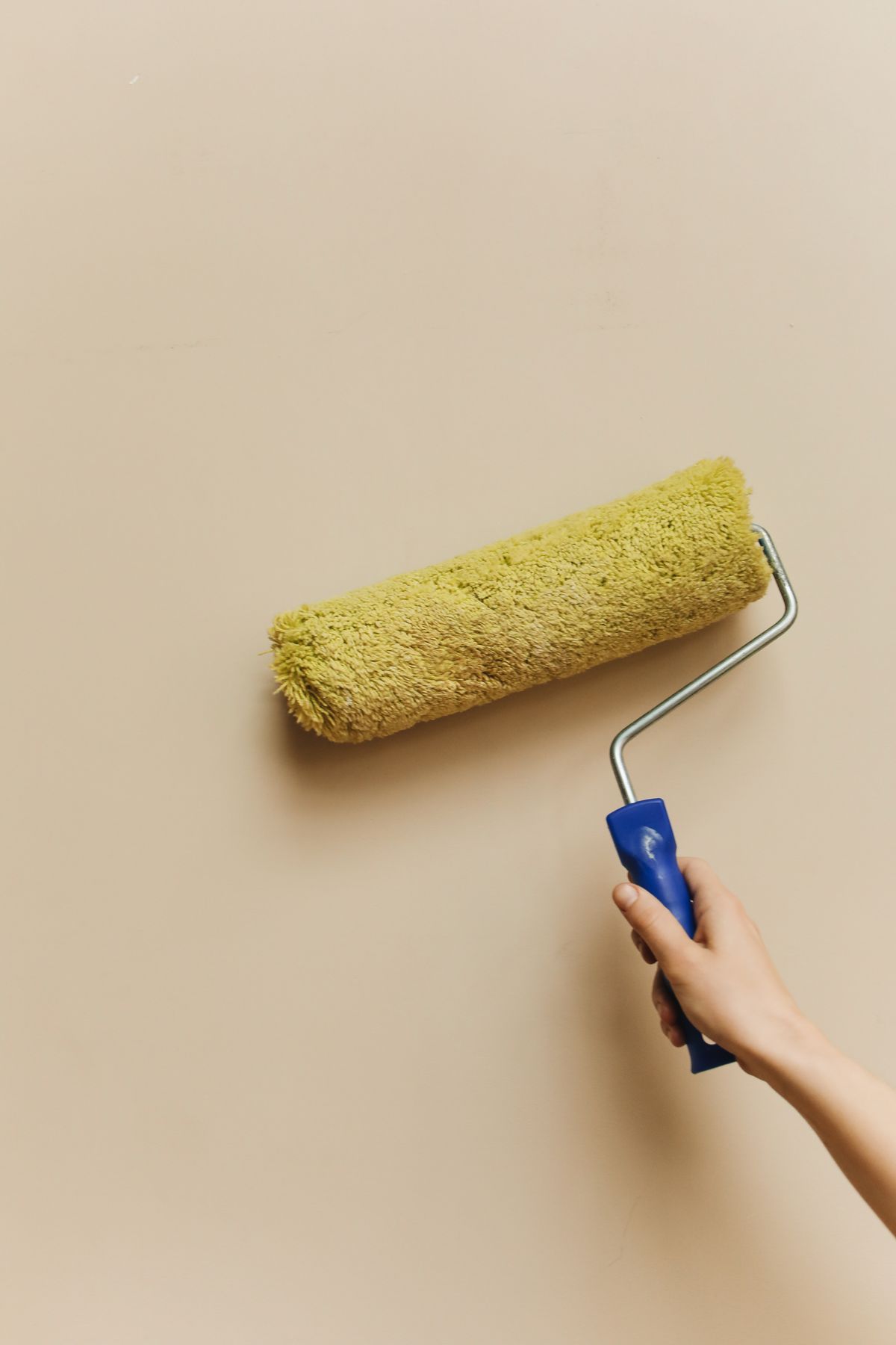 Rullo per pittura su una parete durante la tinteggiatura